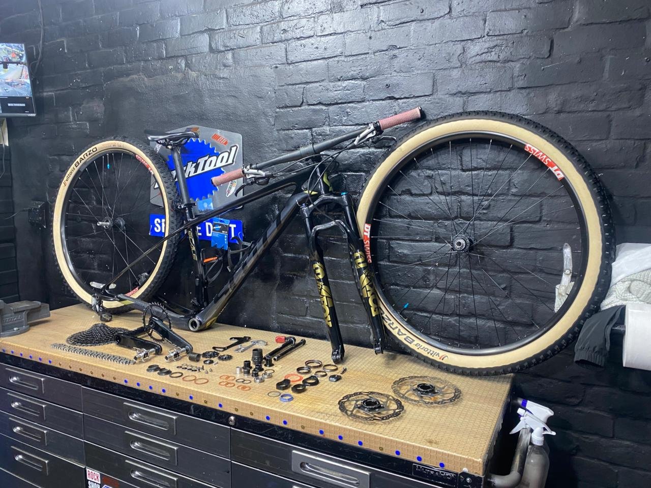 Taller GUS BIKES — bicicleta siendo armada en el taller de Chía