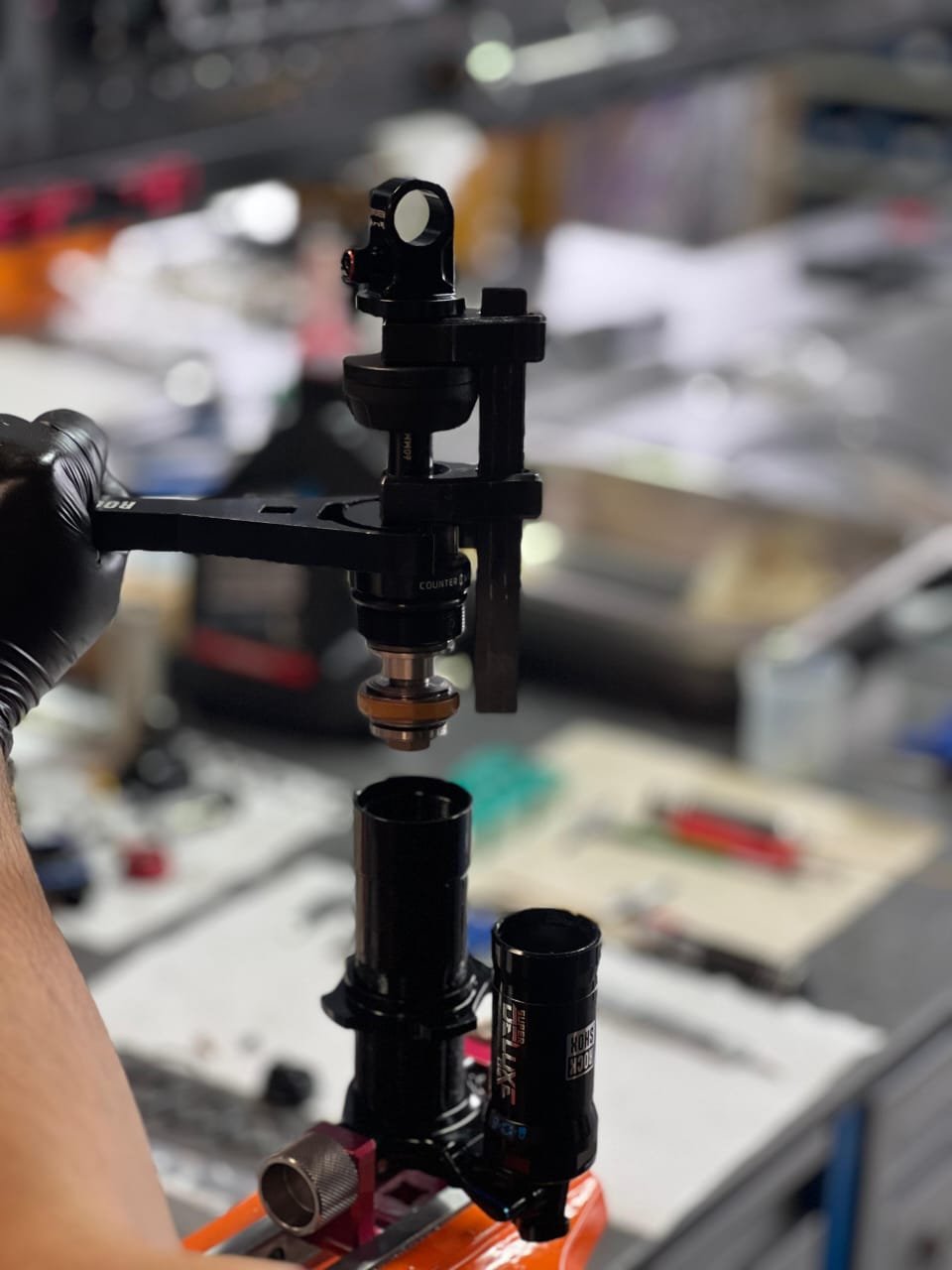 Técnico GUS BIKES trabajando en amortiguador RockShox Deluxe